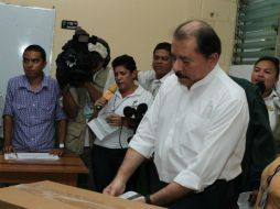 El presidente de Nicaragua, Daniel Ortega al momento de introducir su voto en la urna. NTX  /