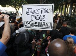 El público se reunió afuera de la corte para esperar el veredicto. REUTERS  /