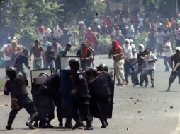 Agentes antidisturbios forcejeando con ciudadanos opositores, quienes acusan a Ortega de cometer un fraude. REUTERS  /