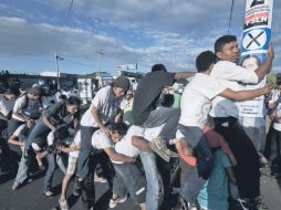 Simpatizantes del actual presidente festejan en las calles de Managua su triunfo electoral. EFE  /