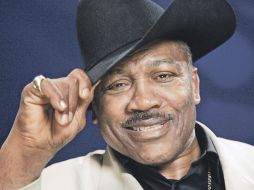 Joe Frazier empezó a boxear al observar las peleas en televisión a blanco y negro. AP  /