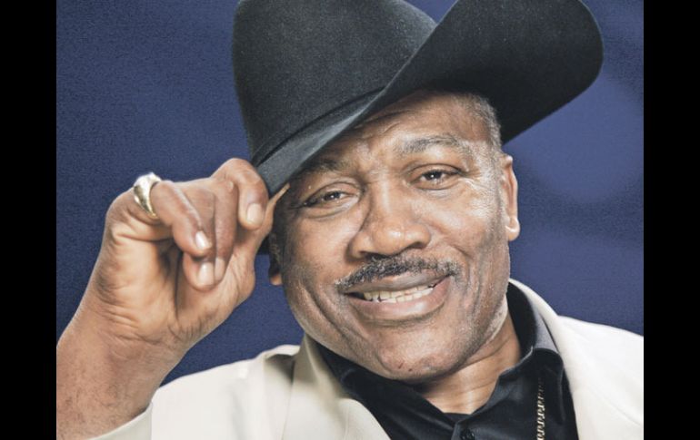 Joe Frazier empezó a boxear al observar las peleas en televisión a blanco y negro. AP  /