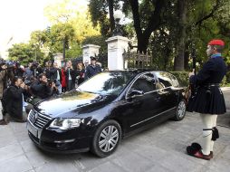 La salida del exvicepresidente del BCE Lucas Papademos, favorito para suceder a al primer ministro griego,George Papandreou. EFE  /