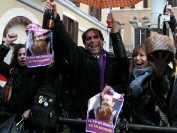Detractores se manifiestan para presionar la salida del político con pancartas con la leyenda: 'Tú más hermoso regalo: tu renuncia'. AP  /
