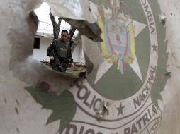 Un policía examina el área después de un ataque a una comisaría cercana, atribuidos a  las FARC. REUTERS  /