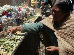 Cada 8 de noviembre los dueños de las ñatitas adornan a sus preciadas calaveras. EFE  /