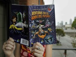 Una mujer lee el cómic colaborativo ''Aventuras en el mundo del futuro'', en Buenos Aires. EFE  /