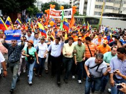 Leopoldo López se inscribió la semana pasada como candidato a la presidencia venezolana y realizó un recorrido con simpatizantes. EFE  /