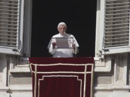 El Papa Benedicto XVI reza la oración del Ángelus desde un balcón a la plaza de San Pedro. EFE  /