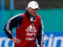 El técnico Alejandro Sabella durante entrenamiento en predio deportivo, mientras el delantero trabajaba en gimnasio. EFE  /
