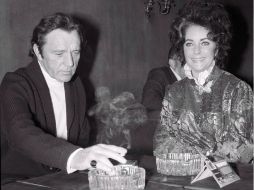 Imagen del actor británico Richard Burton al lado de su esposa y compañera de filmación Elizabeth Taylor. EFE  /