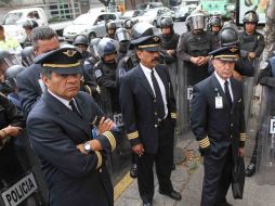 Granaderos del Distrito Federal rompieron el bloqueo que realizaban trabajadores de Mexicana. NTX  /