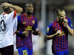 Andrés Iniesta (D) celebra su mágnifico cañonazo en el estadio Municipal de Llobregat. AP  /