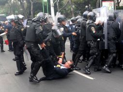 Pilotos de la aerolínea fueron replegados por granaderos hoy durante una manifestación. EL UNIVERSAL  /