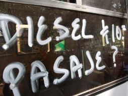 Los transportistas ponen letreros en los camiones donde avisan del incremento en la tarifa, pero este aún no se ha aprobado.  /