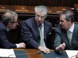 Los ministros  de Italia Roberto Maron, Umberto Bossi y Roberto Calderoli, hablan de la aprobación de la 'maxienmienda' en Roma. AP  /