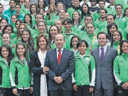 Felipe Calderón se reunió con los deportistas ganadores de medallas en los Juegos Panamericanos 2011. EFE  /