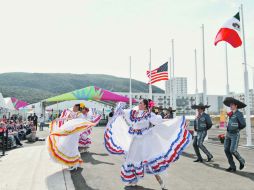 Con el tradicional bailable del Jarabe Tapatío fueron recibidas las tres delegaciones que arribaron a la Villa Panamericana. ESPECIAL  /