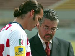 El presidente de la escuadra (d) aseverá que se informará a los aficionados del asunto mediante comunicados oficiales. ARCHIVO  /