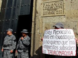Un grupo de defensores de los derechos de los animales se manifestó contra la propuesta afuera del Congreso local.  /