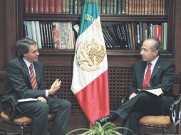 Nick Steinber, especialista para México de HRW, durante la entrega de su informe al Presidente Felipe Calderón. NTX  /