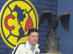 Ricardo Peláez posa junto al escudo y al águila que lo vieron nacer como futbolista. MEXSPORT  /