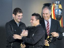 Casillas, del Real Madrid, Xavi, del Barcelona, y el portero retirado Zubizarreta, en la ceremonia de  la UEFA. AP  /
