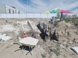 La laguna donde se vertieron descargas a cielo abierto (imagen) ya está seca y se coloca cal para eliminar los malos olores.  /