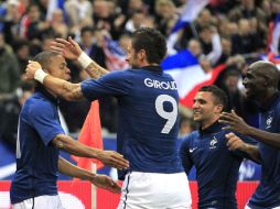 Loic Remy (I) es felicitado por sus compañeros Olivier Giroud (C) and Marvin Martin (D) por su gol. REUTERS  /