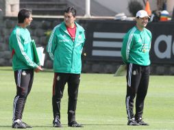 Luis Fernando Tena (D), técnico de la selección, asegura que echará mano de jugadores como 'Gio' Néstor Vidrio y Marco Fabián. NOTIMEX  /