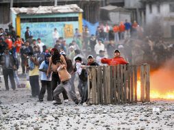 Campesinos se enfrentaron ayer con policías peruanos en la región de Andahuaylas. EFE  /