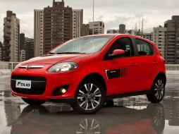 El frente se caracteriza por el “bigote” de barra cromada, similar al del Cincuecento, y su toque más deportivo.  /