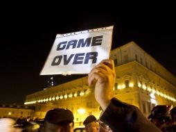 Un manifestante frente al palacio romano del Quirinal, sede de la jefatura del Estado. EFE  /