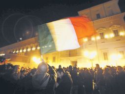 Manifestantes frente al palacio presidencial italiano festejan la salida del polémico Silvio Berlusconi. EFE  /
