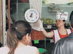 La cotización del dólar y la especulación azucarera inciden en el precio final de artículos de primera necesidad.  /