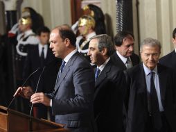 El secretario general del PDL, Angelino Alfano habla con la prensa tras la reunión con el presidente, Giorgio Napolitano. EFE  /