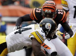 Rashard Mendenhall lleva a la zona final a Kelly Jennings de Cincinnati. REUTERS  /