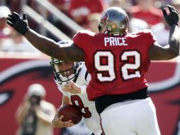 Brian Price (92) intenta esquivar a Matt Schaub (8) durante el juego. REUTERS  /