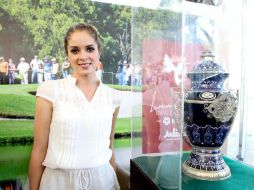 'Es muy motivante que la gente reconozca mi trabajo', manifestó la tapatía, que posa junto al trofeo del torneo.  /