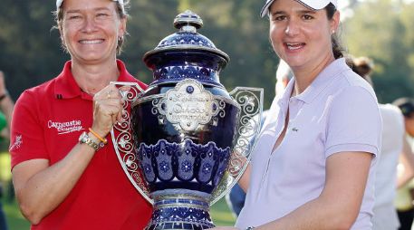 Catriona Matthew y Lorena Ochoa sostienen el trofeo que hoy ganó la escocesa. AFP  /