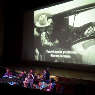 Troker se sube al automóvil gris