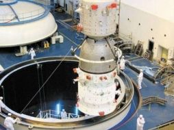 La nave Shenzhou 8 fue revisada previo a su salida al espacio y al acoplamiento con Tiangong 1. ESPECIAL  /