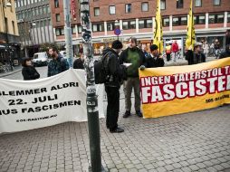 Manifestantes sostienen pancartas en las que se puede leer 'Nunca olvidaremos la masacre del 22 de julio, aplastemos el fascismo'. EFE  /