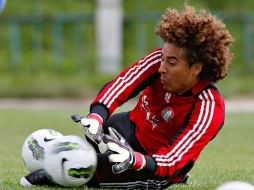 El trauma mantuvo fuera de la cancha al mexicano por lo que no pudo participar del triunfo del Tri ante los serbios. MEXSPORT  /