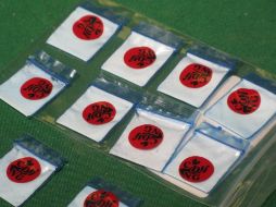 Los uniformados le aseguraron 10 envoltorios con cocaína a uno de los detenidos.  /