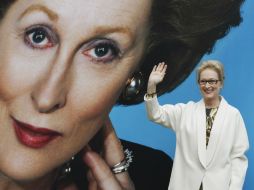 La actriz Meryl Streep posa para los fotógrafos después de la presentación de un cartel para su nueva cinta 'La Dama de Hierro'.REUTERS  /