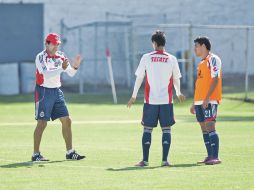 El ''Sheriff'' Quirarte (izq.) da indicaciones a sus pupilos durante la práctica de ayer efectuada en Verde Valle.  /