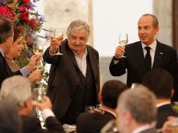 Felipe Calderón (d) y José Mujica brindan hoy durante un almuerzo en el Hospicio Cabañas.  /
