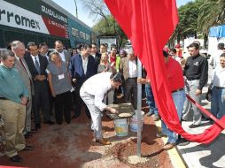 El alcalde tapatío, Aristóteles Sandoval,  colocó el señalamiento de la ciclovía de Circunvalación Washington.  /