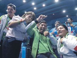 El capitalino Eduardo Ventura (centro) celebra su victoria en la final, la cual ganó por 9-0. MEXSPORT  /